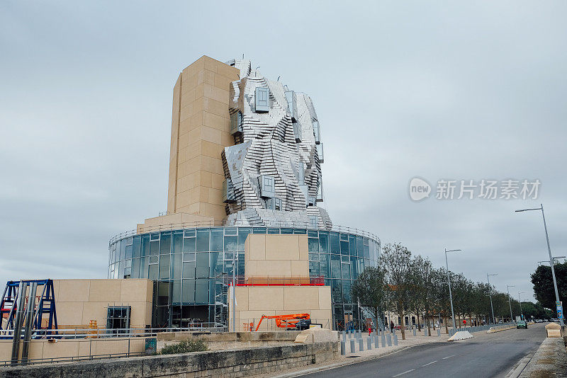 建筑师Frank Gehry为Luma Arles文化中心设计的反射铝面板扭曲塔。